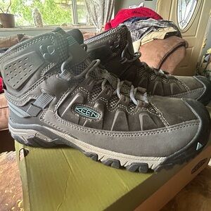 Keen Targhee III mid hiking shoe